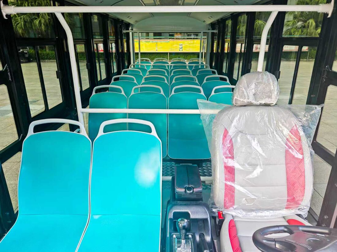 ゆとりのある観光シャトルの車内